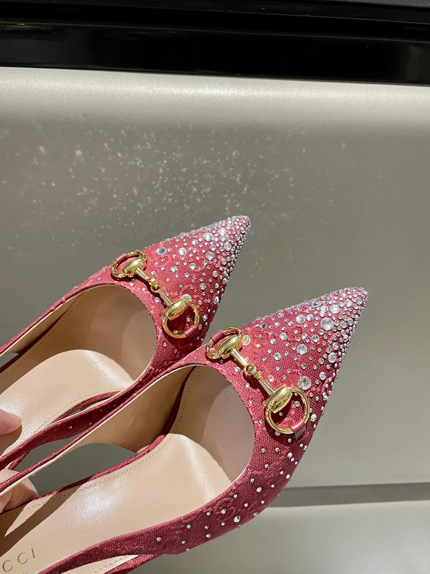 👟👟Ex-factory price 580👟👟 2024 G family’s new GUcc𝐢 horsebit pump sandals with pointed toes, elastic straps and kitten heels complement each other to create a comfortable and fitting design, and the back-lace pumps are the essence of design. Hot-drilling process Upper: Imported high-grade G G canvas Lining/foot pads: Full-grain high-grade lambskin Sole: Italian top-grade genuine leather sole Heel height: 10.5cm Fitting size: 35-42 (40/41/42 custom-made, non-refundable)